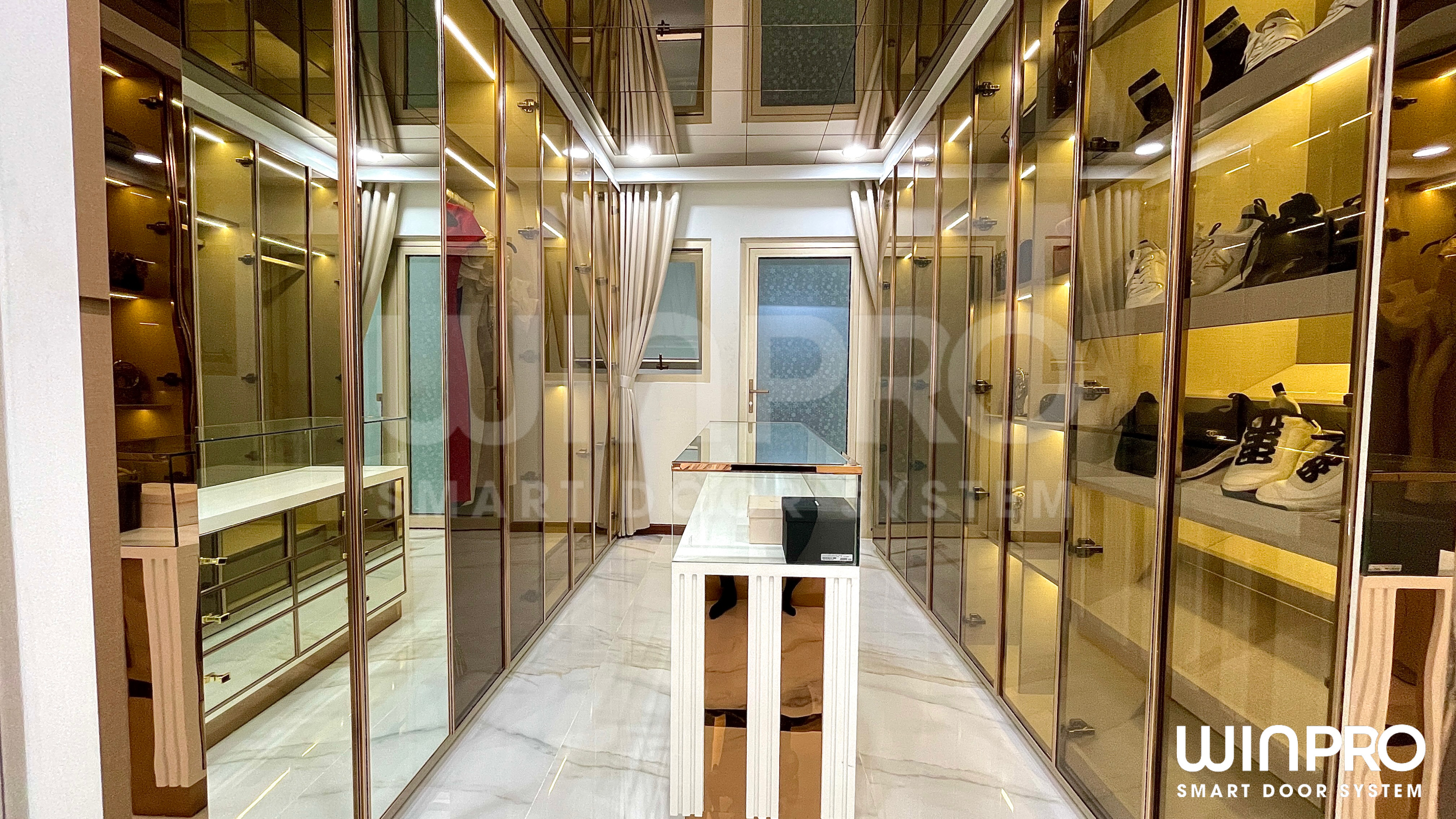 Tủ Nhôm Cánh Kính – Sự Kết Hợp Hoàn Hảo Giữa Tinh Tế và Hiện Đại